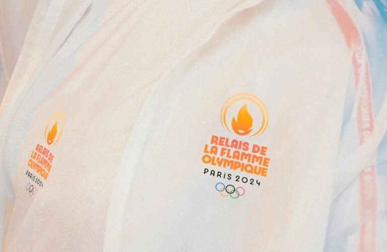 Découvrez les uniformes des porteurs de la Flamme Olympique à Paris 2024 selon Virginie Sainte-Rose